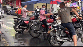 旁边的两位大哥羡慕